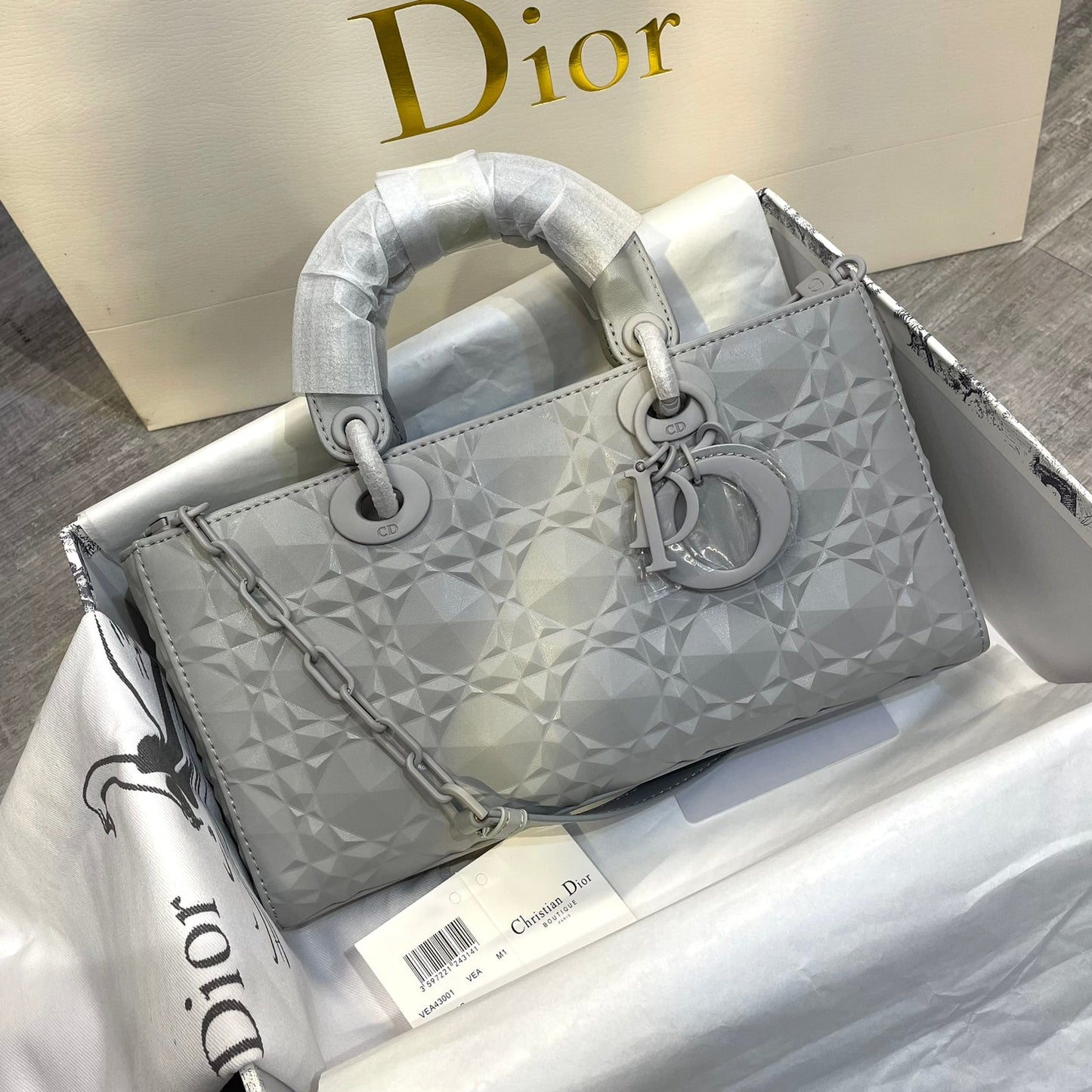 The Savior-Faire Of The Lady D-JOY With Diamond Canage Bag